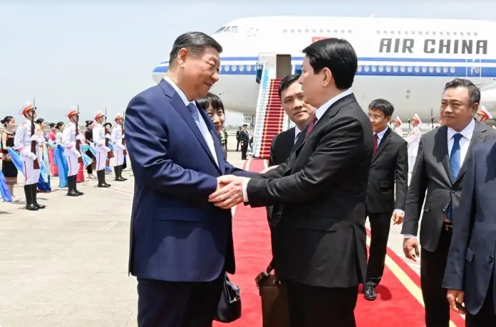 习近平抵达河内对越南进行国事访问
